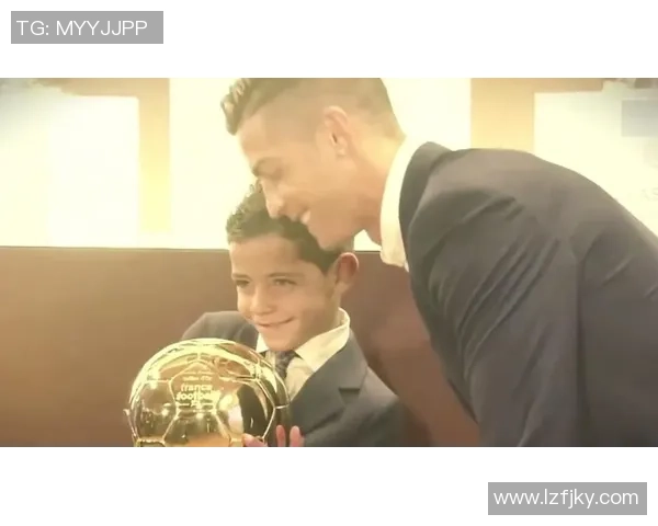 足球明星C罗儿子成长瞬间精彩照片分享与家庭生活点滴回顾